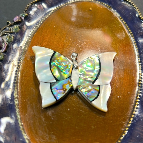 Mother of Pearl and Abalone Butterfly pendant - Picture 1 of 2